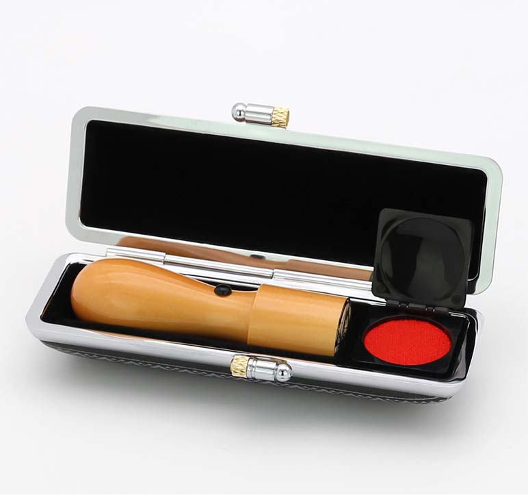 印鑑ケース。モノトーン×ロゴ開き